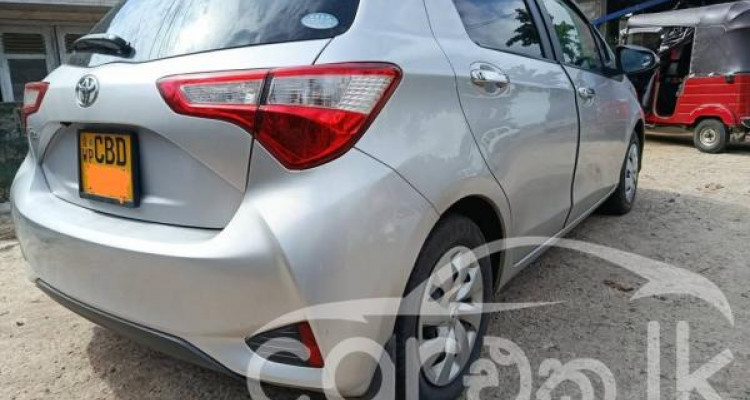 TOYOTA VITZ 2017