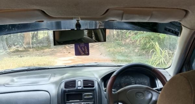 MAZDA FAMILIA 323 2000