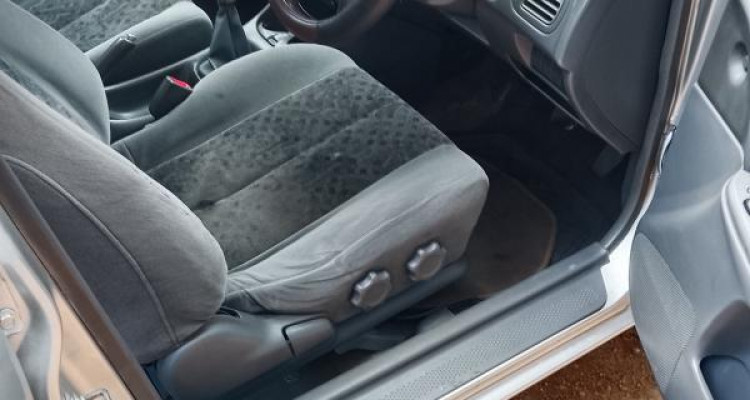 MAZDA FAMILIA 323 2000