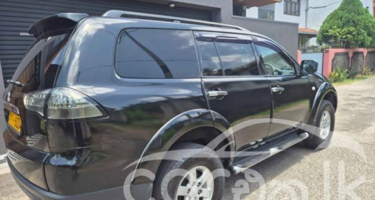 MITSUBISHI MONTERO 2012