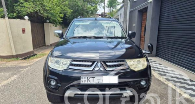 MITSUBISHI MONTERO 2012