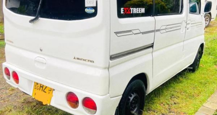 MITSUBISHI MINICAB 2000