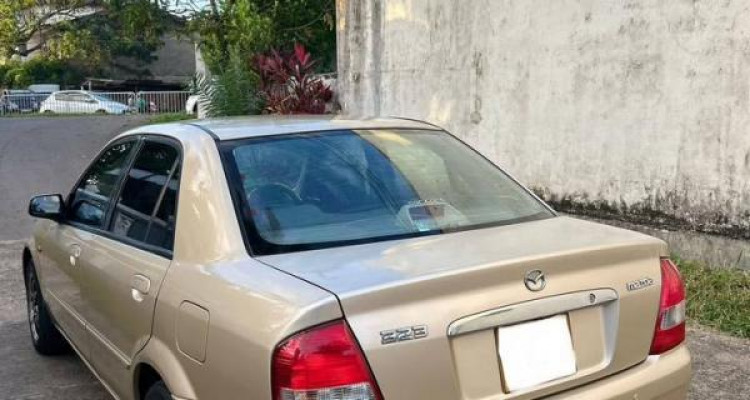 MAZDA 323 2002