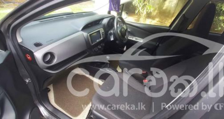 TOYOTA VITZ 2015