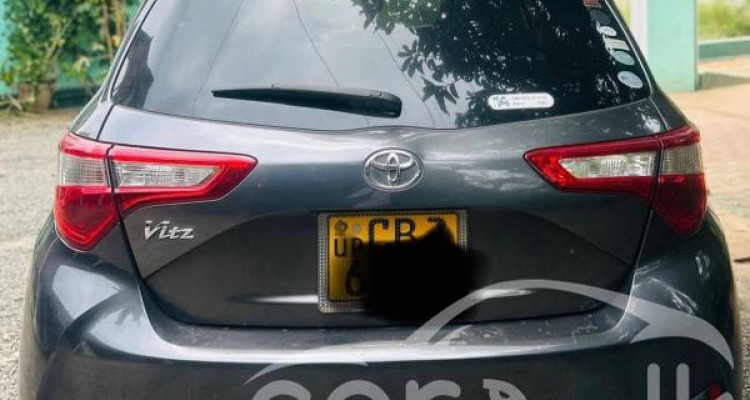 TOYOTA VITZ 2017