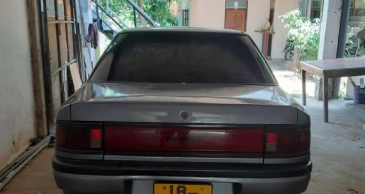MAZDA FAMILIA 1990