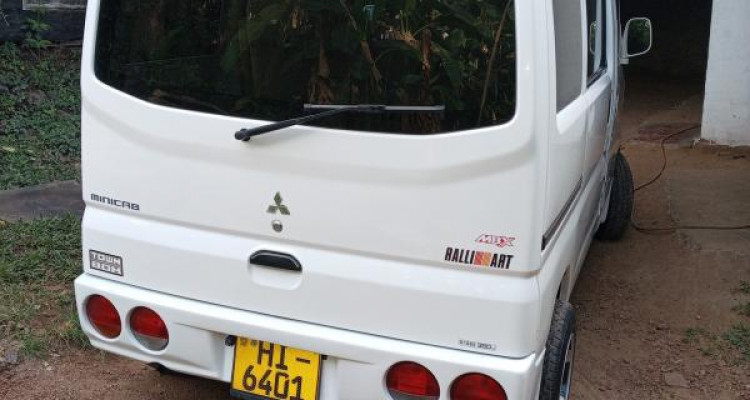 MITSUBISHI MINICAB 1999