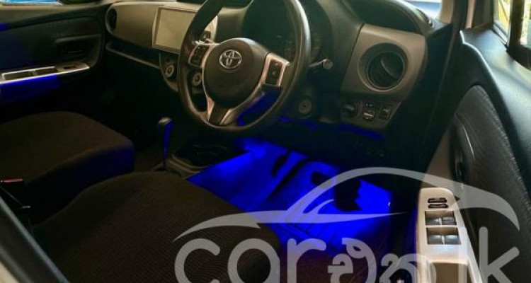 TOYOTA VITZ 2015