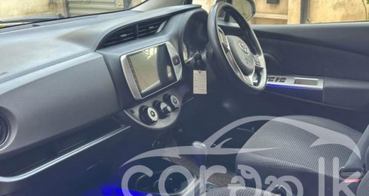 TOYOTA VITZ 2015