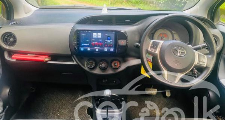 TOYOTA VITZ 2016