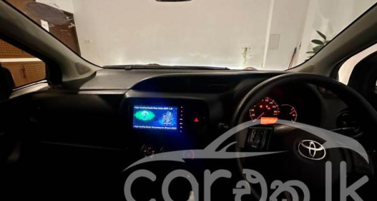 TOYOTA VITZ 2017