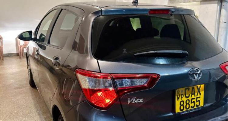 TOYOTA VITZ 2017