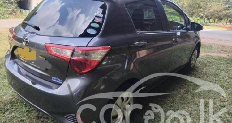 TOYOTA VITZ 2017
