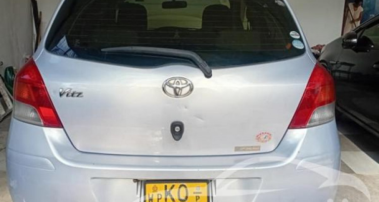 TOYOTA VITZ 2010