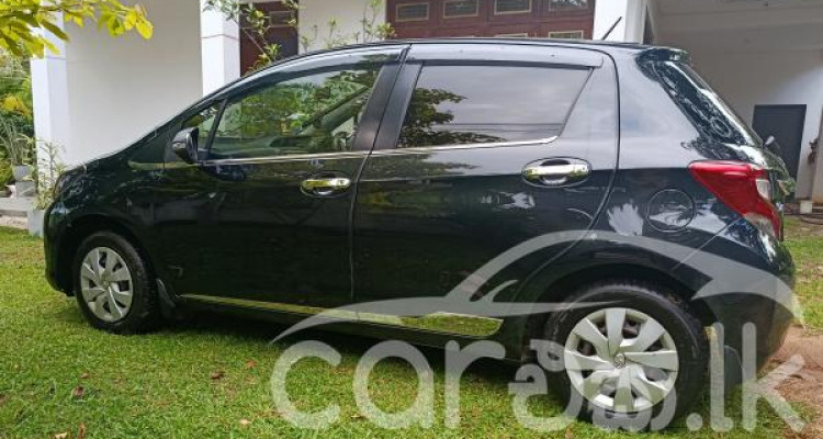 TOYOTA VITZ 2015