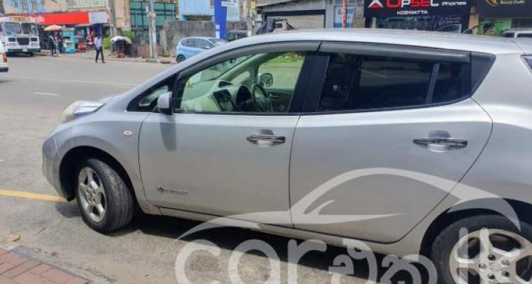 NISSAN LEAF ZE0 2012