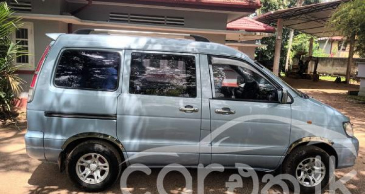 TOYOTA NOAH KR42 2000