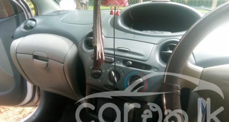 TOYOTA VITZ 2001