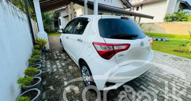TOYOTA VITZ 2017