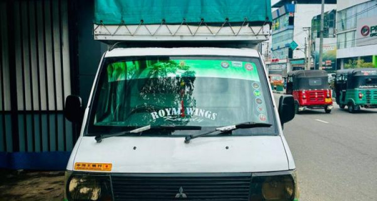 MITSUBISHI MINI MASTER 2002