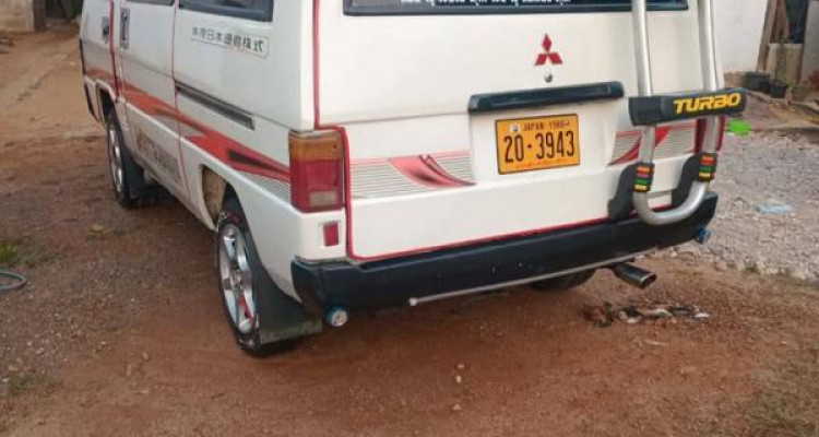 MITSUBISHI DELICA L300 1986